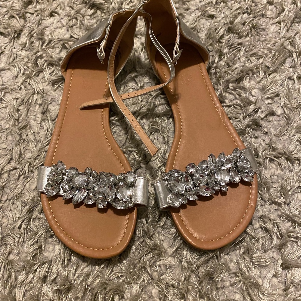 Silve kiss show with gems on the front